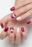 Wzory na bordowych paznokciach