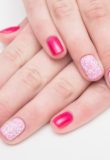 Różowe paznokcie w białe wzorki