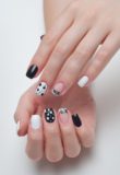 Wzorki na paznokciach biało-czarnych