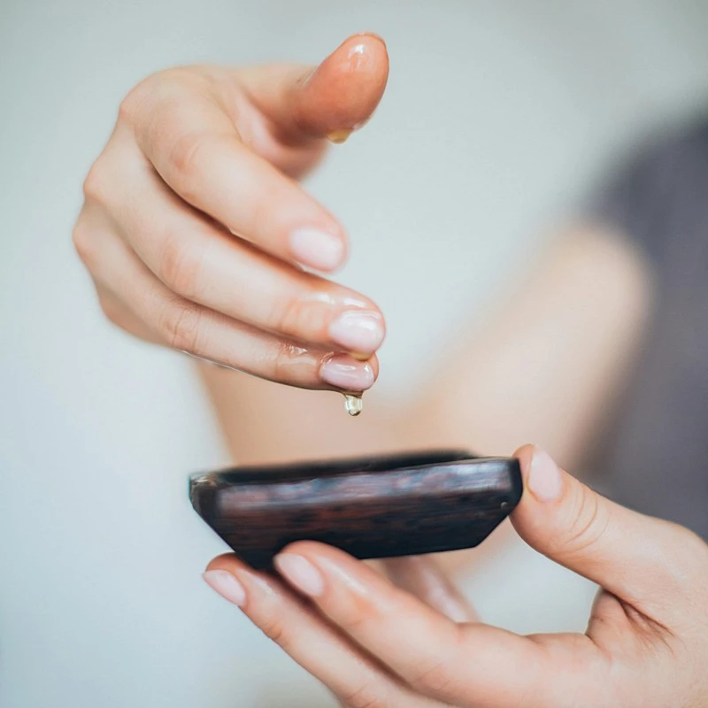 Nawilżanie, zmiękczanie i pielęgnacja skórek przy paznokciach