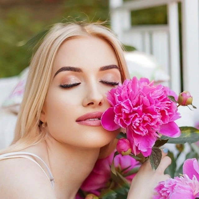 Trendy makijażowe na lato polecane przez Avon